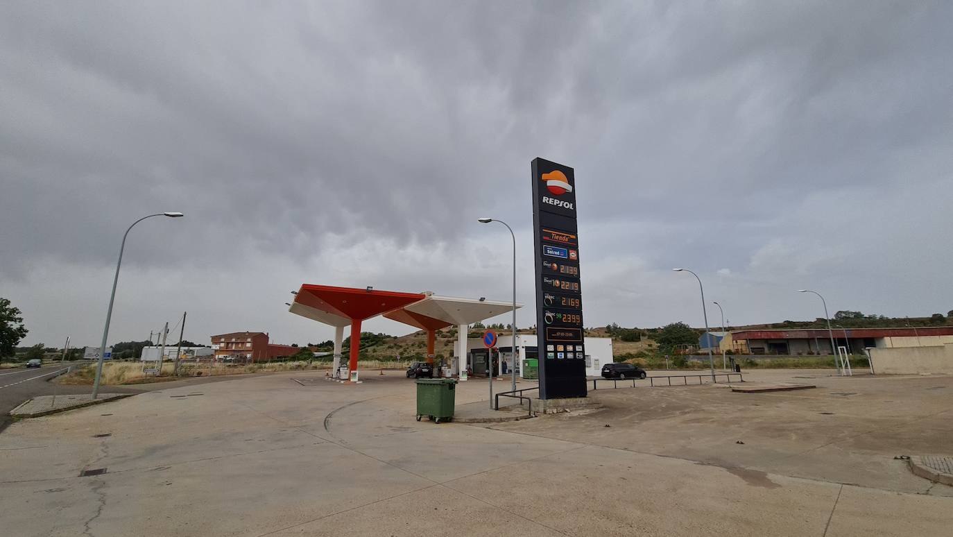 Las gasolineras de León ponen rumbo a los 3 euros por litro de combustible. Una estación de servicio en el polígono de Onzonilla alcanza el 'récord' de 2,4 euros por litro de combustible. El sector cree que se alcanzarán los tres euros en verano.