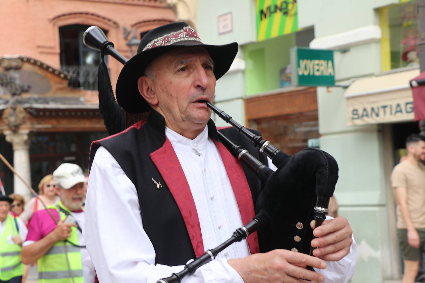 Cientos de personas se concentran y celebrar el primer día de la «Identidá Llionesa