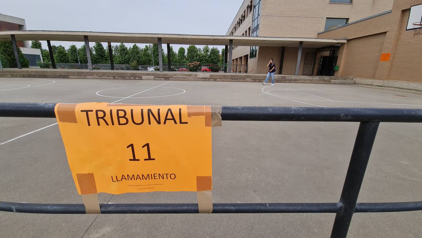 Nervios, tensión y esperanza: 3.600 opositores a maestros llenan León. Los institutos de enseñanza secundaria de Eras de Renueva, Padre Isla, Ordoño II, Juan del Enzina, Lancia y Giner de los Ríos acogen las pruebas para maestros de Primaria.