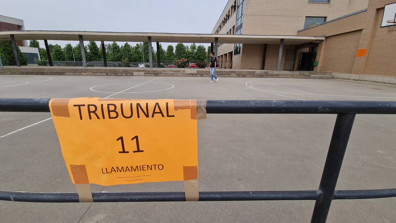 Nervios, tensión y esperanza: 3.600 opositores a maestros llenan León. Los institutos de enseñanza secundaria de Eras de Renueva, Padre Isla, Ordoño II, Juan del Enzina, Lancia y Giner de los Ríos acogen las pruebas para maestros de Primaria.