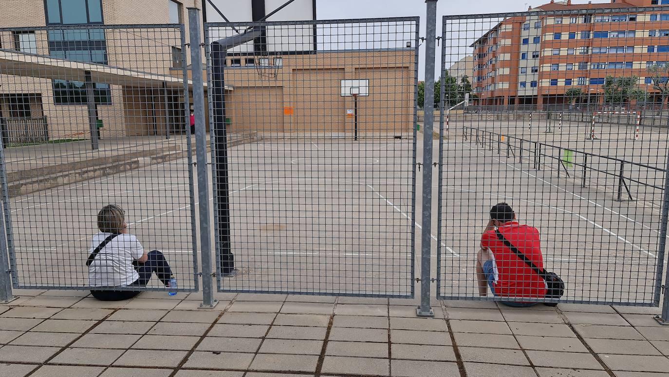 Nervios, tensión y esperanza: 3.600 opositores a maestros llenan León. Los institutos de enseñanza secundaria de Eras de Renueva, Padre Isla, Ordoño II, Juan del Enzina, Lancia y Giner de los Ríos acogen las pruebas para maestros de Primaria.