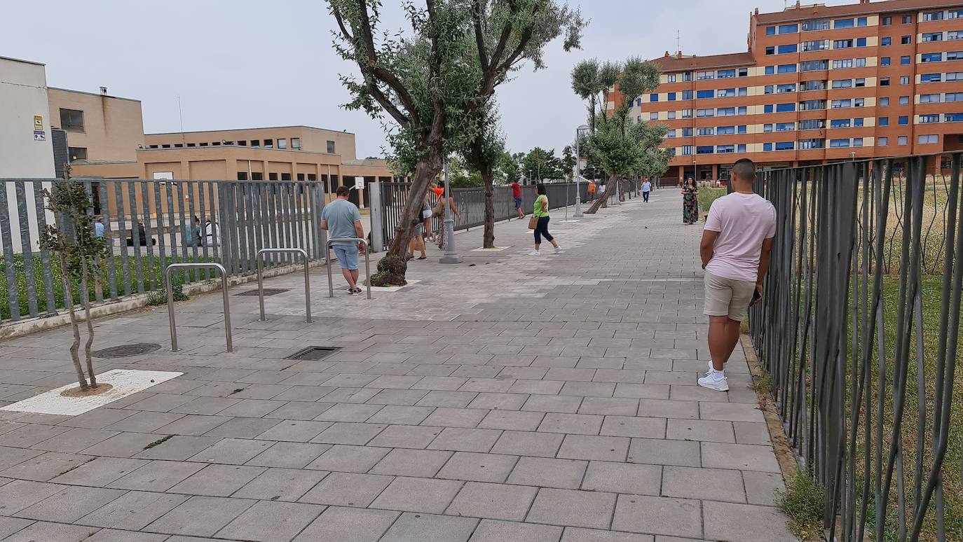 Nervios, tensión y esperanza: 3.600 opositores a maestros llenan León. Los institutos de enseñanza secundaria de Eras de Renueva, Padre Isla, Ordoño II, Juan del Enzina, Lancia y Giner de los Ríos acogen las pruebas para maestros de Primaria.