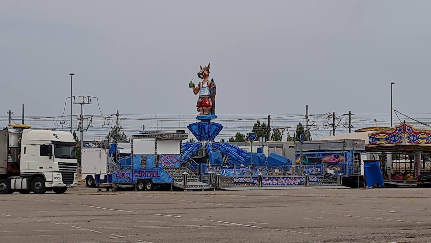 El recinto ferial de León comienza a crecer para las fiestas de San Juan y San Pedro. Con la duda de su finalmente se levantará la emblemática noria León sí tendrá su recinto ferial en las fiestas de San Juan y San Pedro con un espacio mejorado tras el acuerdo con los feriantes. 