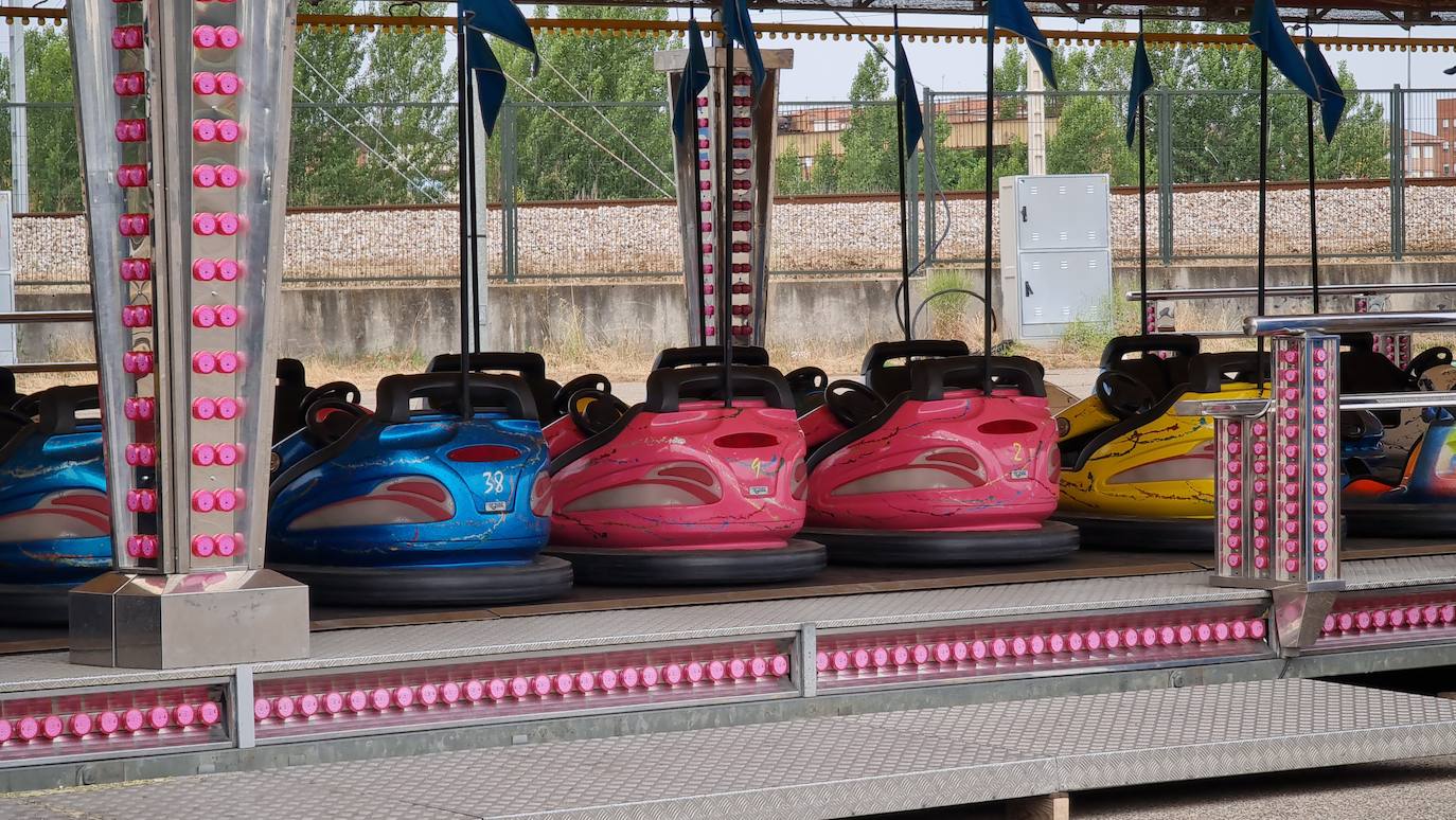 El recinto ferial de León comienza a crecer para las fiestas de San Juan y San Pedro. Con la duda de su finalmente se levantará la emblemática noria León sí tendrá su recinto ferial en las fiestas de San Juan y San Pedro con un espacio mejorado tras el acuerdo con los feriantes. 