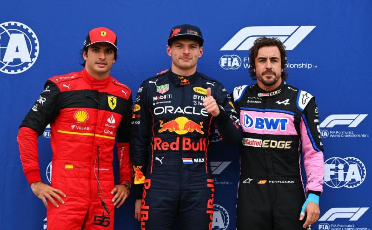 Alonso (d) y Sainz (i), junto a Verstappen, los tres primeros en la parrilla del GP de Canadá.