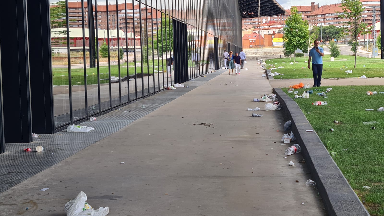 Fotos: Kilos de basura junto al Palacio de Exposiciones