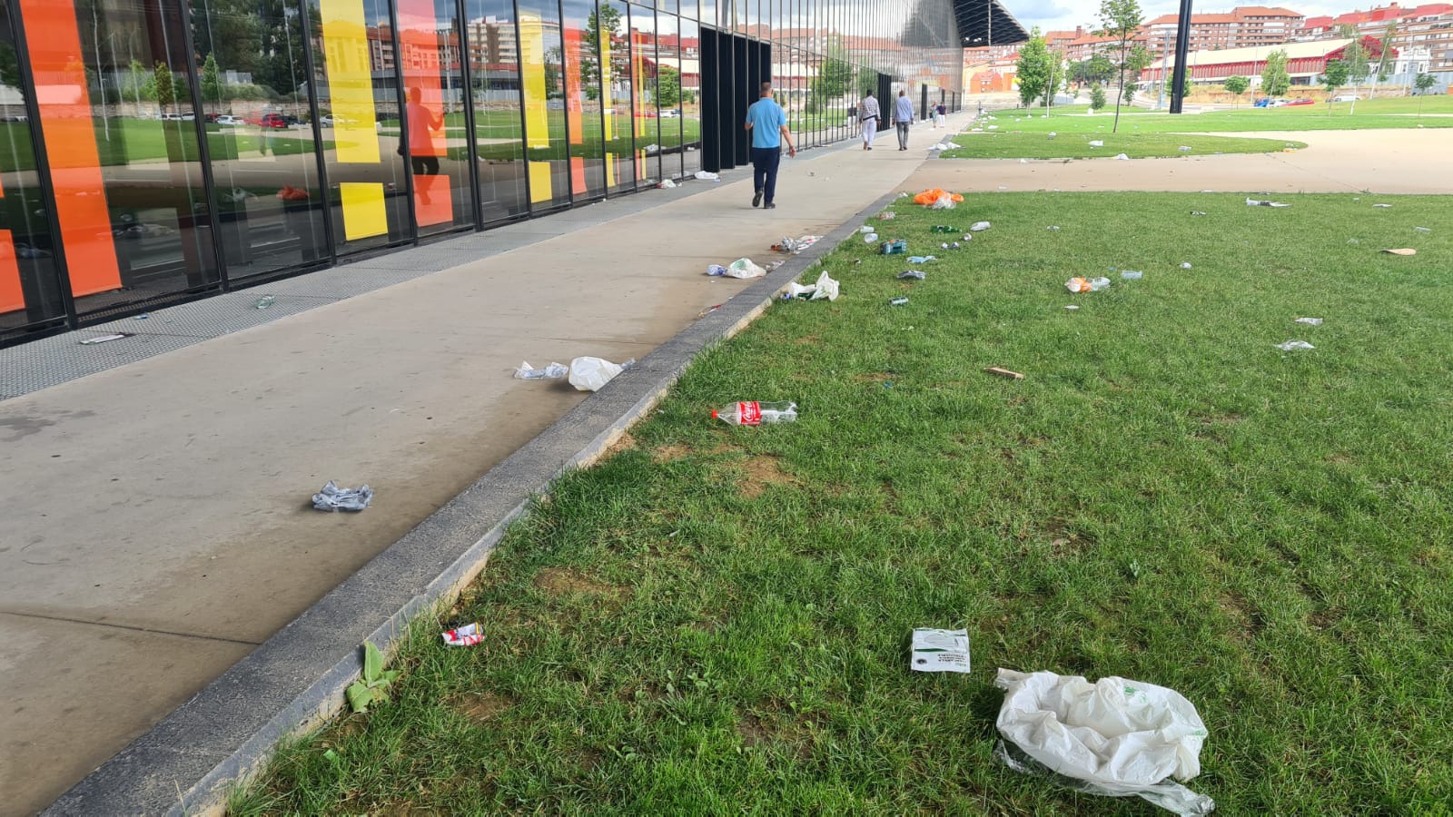 Fotos: Kilos de basura junto al Palacio de Exposiciones