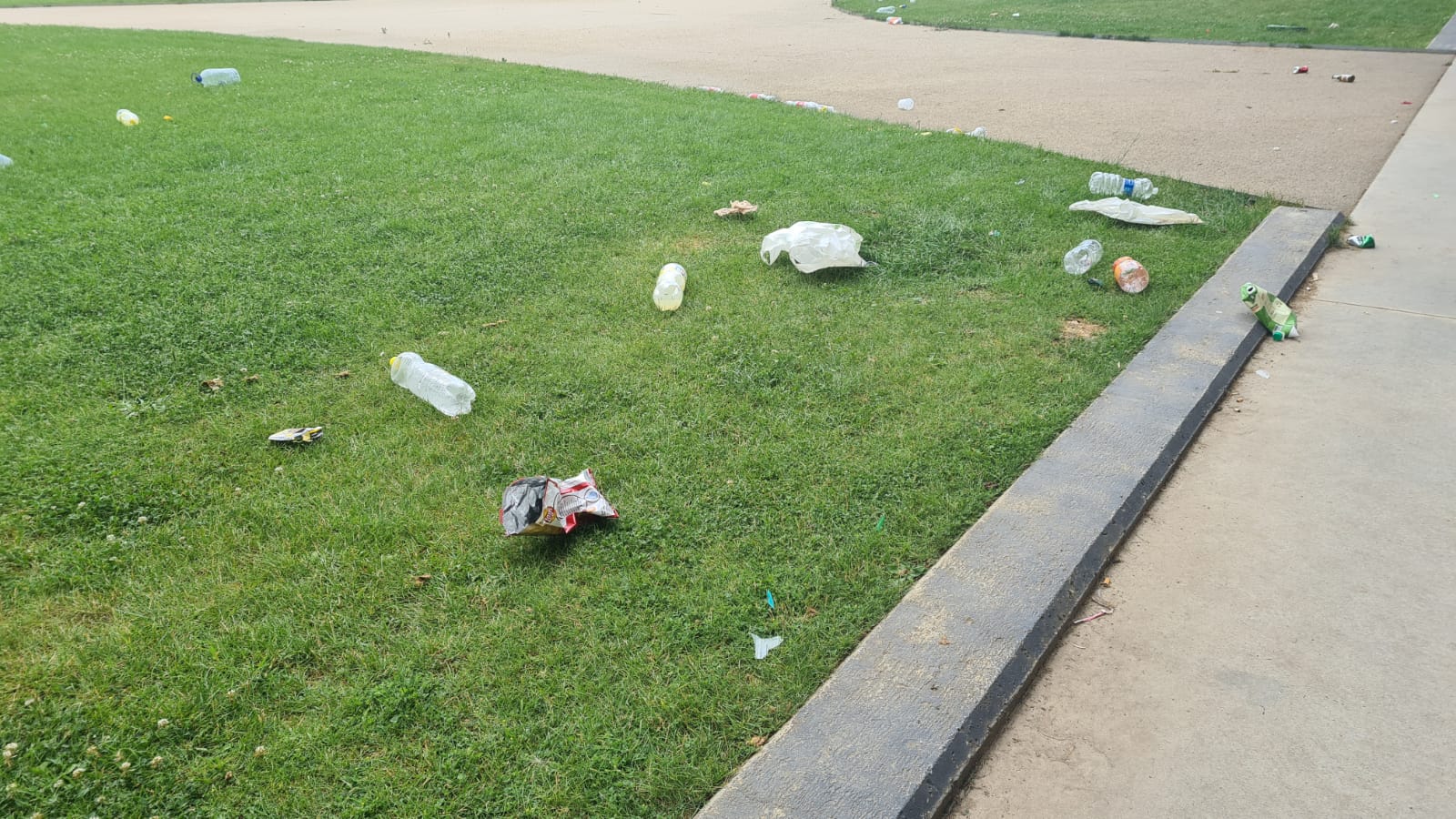 Fotos: Kilos de basura junto al Palacio de Exposiciones