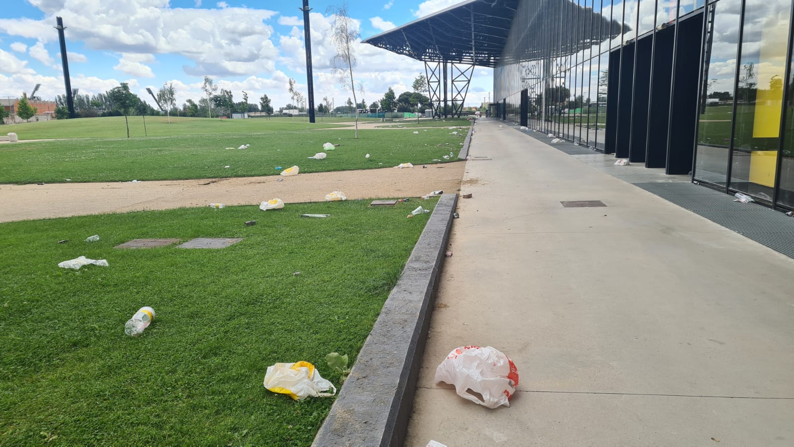 Fotos: Kilos de basura junto al Palacio de Exposiciones