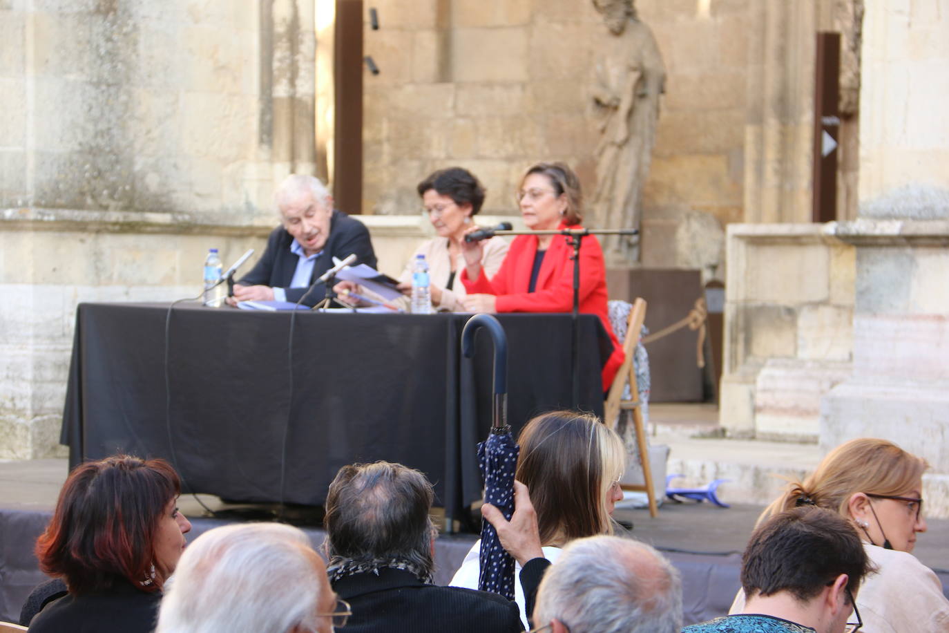 El literato leonés Antonio Gamoneda y la Premio Nacional de Poesía en 2019, Pilar Pallarés, protagonizan el ciclo 'Poemas en el Claustro' en el marco de las Fiestas de San Juan y San Pedro de León