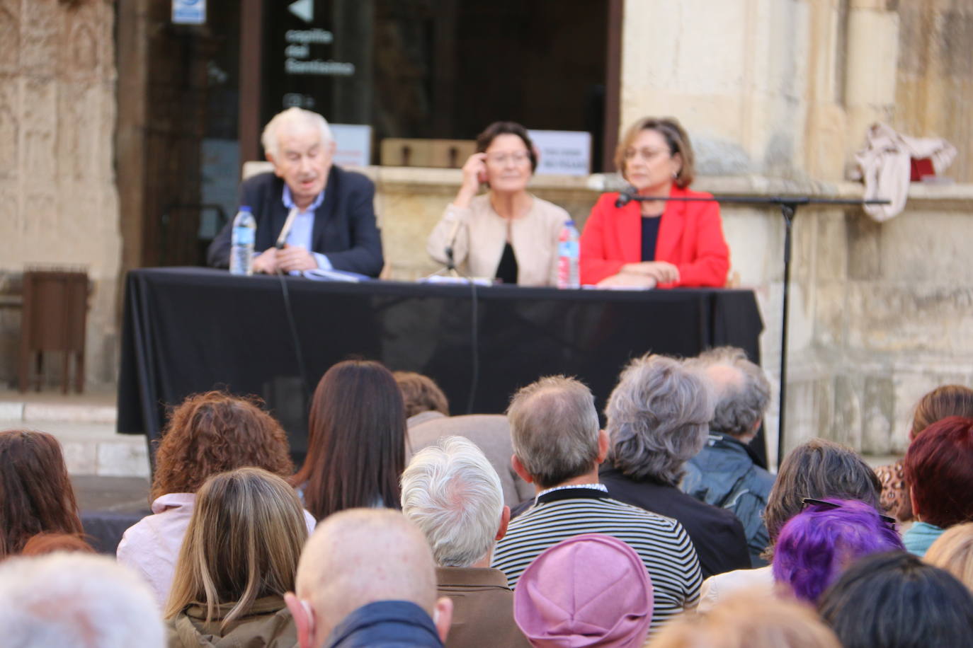 El literato leonés Antonio Gamoneda y la Premio Nacional de Poesía en 2019, Pilar Pallarés, protagonizan el ciclo 'Poemas en el Claustro' en el marco de las Fiestas de San Juan y San Pedro de León