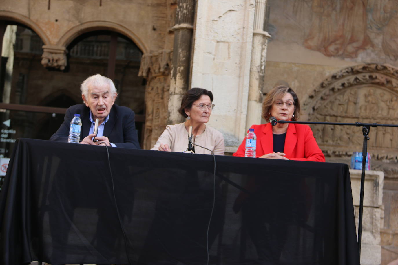 El literato leonés Antonio Gamoneda y la Premio Nacional de Poesía en 2019, Pilar Pallarés, protagonizan el ciclo 'Poemas en el Claustro' en el marco de las Fiestas de San Juan y San Pedro de León