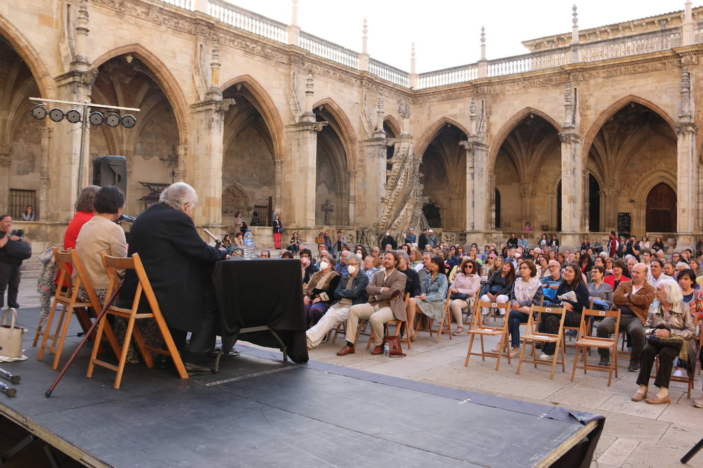 El literato leonés Antonio Gamoneda y la Premio Nacional de Poesía en 2019, Pilar Pallarés, protagonizan el ciclo 'Poemas en el Claustro' en el marco de las Fiestas de San Juan y San Pedro de León