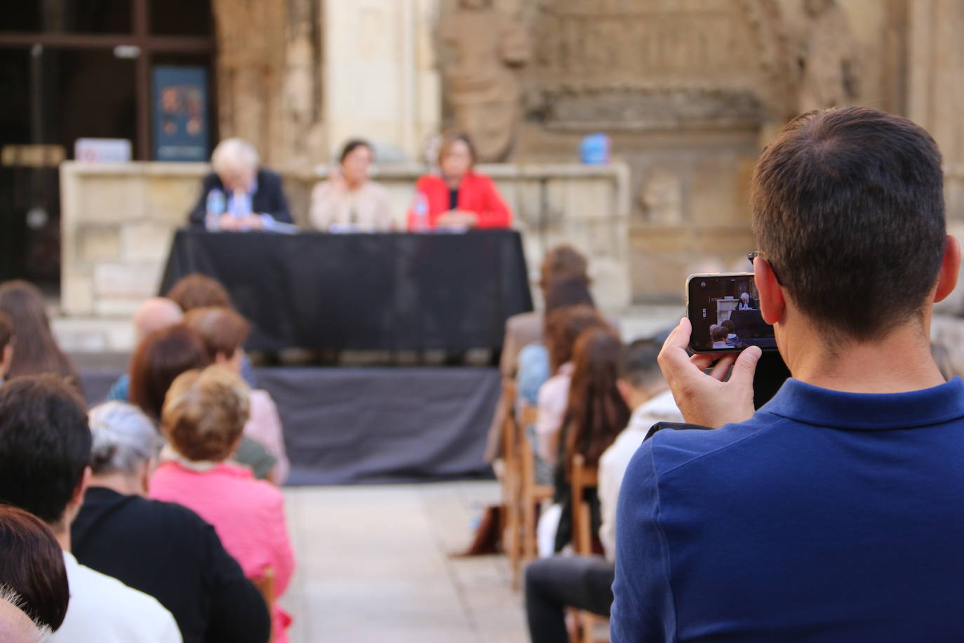 El literato leonés Antonio Gamoneda y la Premio Nacional de Poesía en 2019, Pilar Pallarés, protagonizan el ciclo 'Poemas en el Claustro' en el marco de las Fiestas de San Juan y San Pedro de León