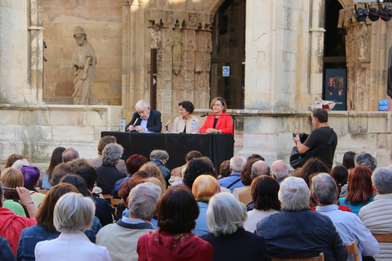 El literato leonés Antonio Gamoneda y la Premio Nacional de Poesía en 2019, Pilar Pallarés, protagonizan el ciclo 'Poemas en el Claustro' en el marco de las Fiestas de San Juan y San Pedro de León