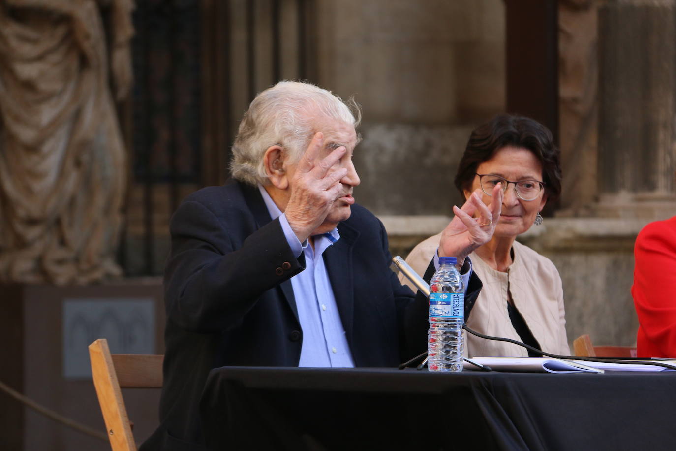 El literato leonés Antonio Gamoneda y la Premio Nacional de Poesía en 2019, Pilar Pallarés, protagonizan el ciclo 'Poemas en el Claustro' en el marco de las Fiestas de San Juan y San Pedro de León