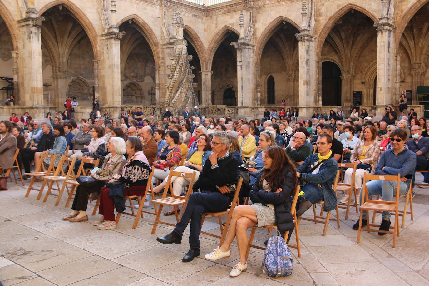 El literato leonés Antonio Gamoneda y la Premio Nacional de Poesía en 2019, Pilar Pallarés, protagonizan el ciclo 'Poemas en el Claustro' en el marco de las Fiestas de San Juan y San Pedro de León