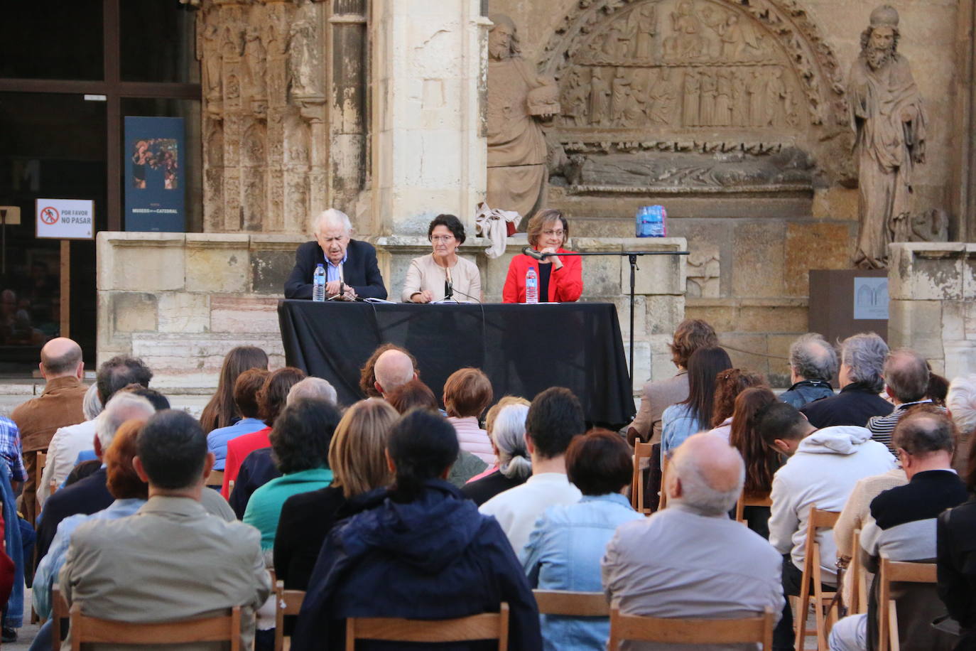 El literato leonés Antonio Gamoneda y la Premio Nacional de Poesía en 2019, Pilar Pallarés, protagonizan el ciclo 'Poemas en el Claustro' en el marco de las Fiestas de San Juan y San Pedro de León