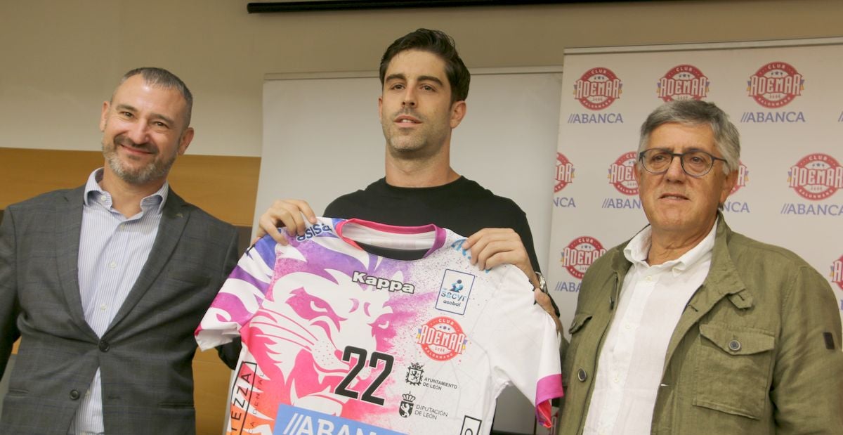 El jugador leonés ha sido presentado como nuevo jugador del Abanca Ademar para las próximas dos temporadas.
