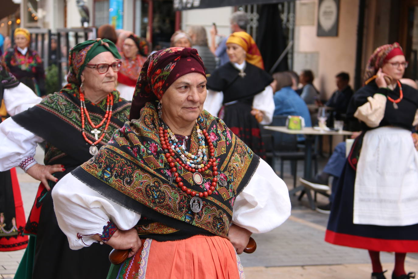 Decenas de personas participan en el festival de Música y Danza Tradicional que realizó un pasacalles hasta la Plaza de las Cortes para llevar estos sonidos tan autóctonos a todos los leoneses.