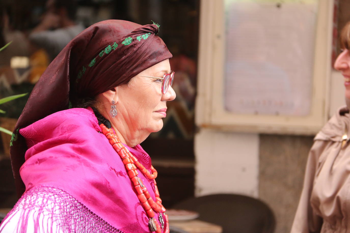 Decenas de personas participan en el festival de Música y Danza Tradicional que realizó un pasacalles hasta la Plaza de las Cortes para llevar estos sonidos tan autóctonos a todos los leoneses.