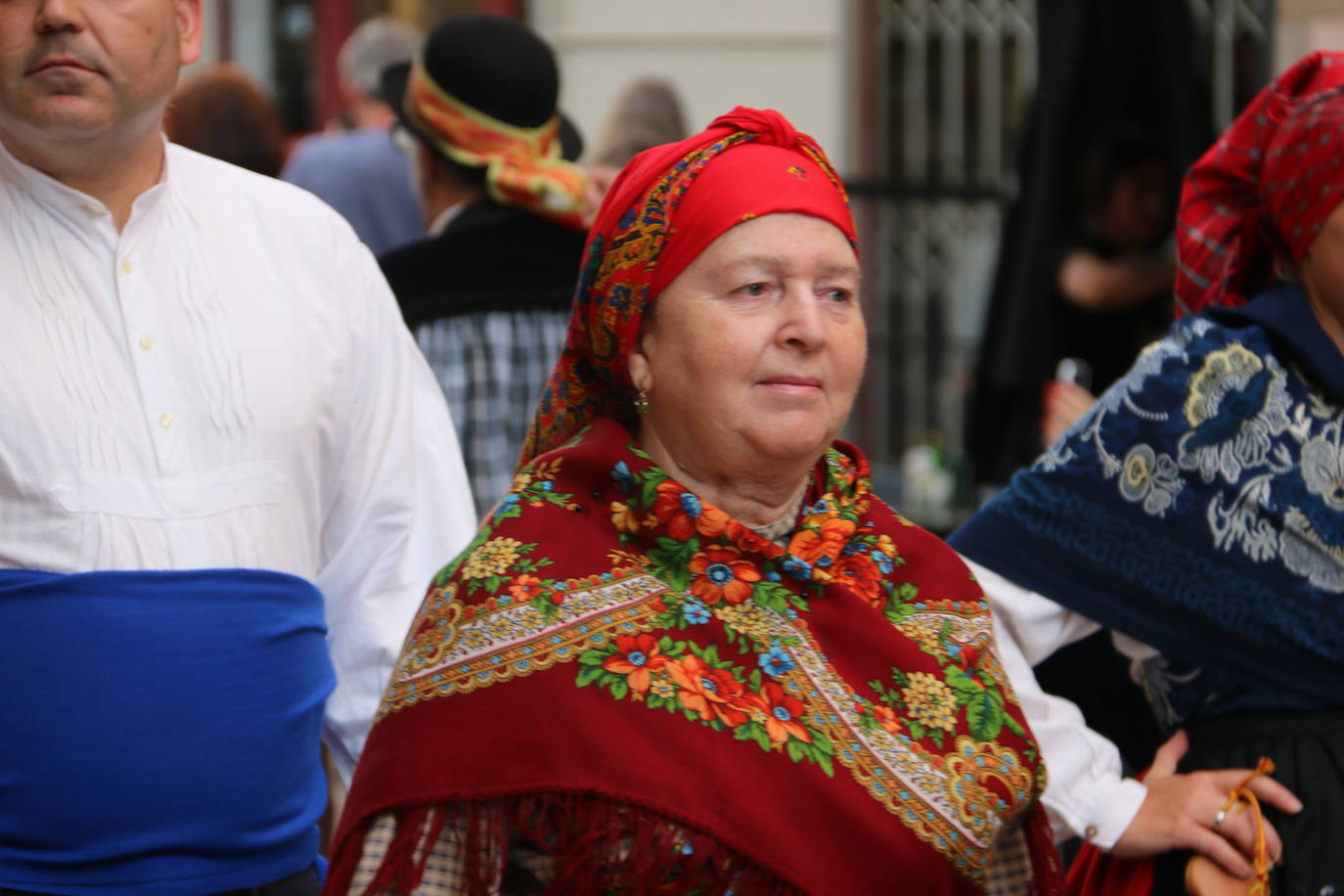 Decenas de personas participan en el festival de Música y Danza Tradicional que realizó un pasacalles hasta la Plaza de las Cortes para llevar estos sonidos tan autóctonos a todos los leoneses.