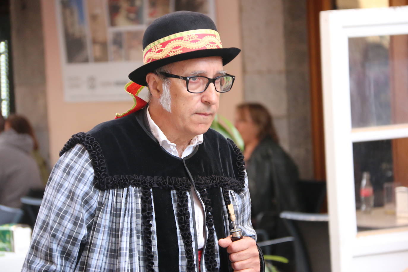 Decenas de personas participan en el festival de Música y Danza Tradicional que realizó un pasacalles hasta la Plaza de las Cortes para llevar estos sonidos tan autóctonos a todos los leoneses.