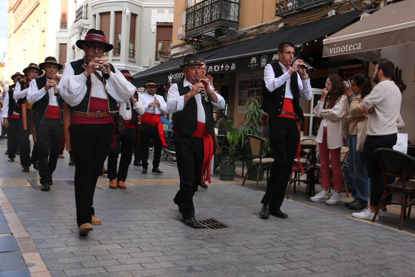 Decenas de personas participan en el festival de Música y Danza Tradicional que realizó un pasacalles hasta la Plaza de las Cortes para llevar estos sonidos tan autóctonos a todos los leoneses.