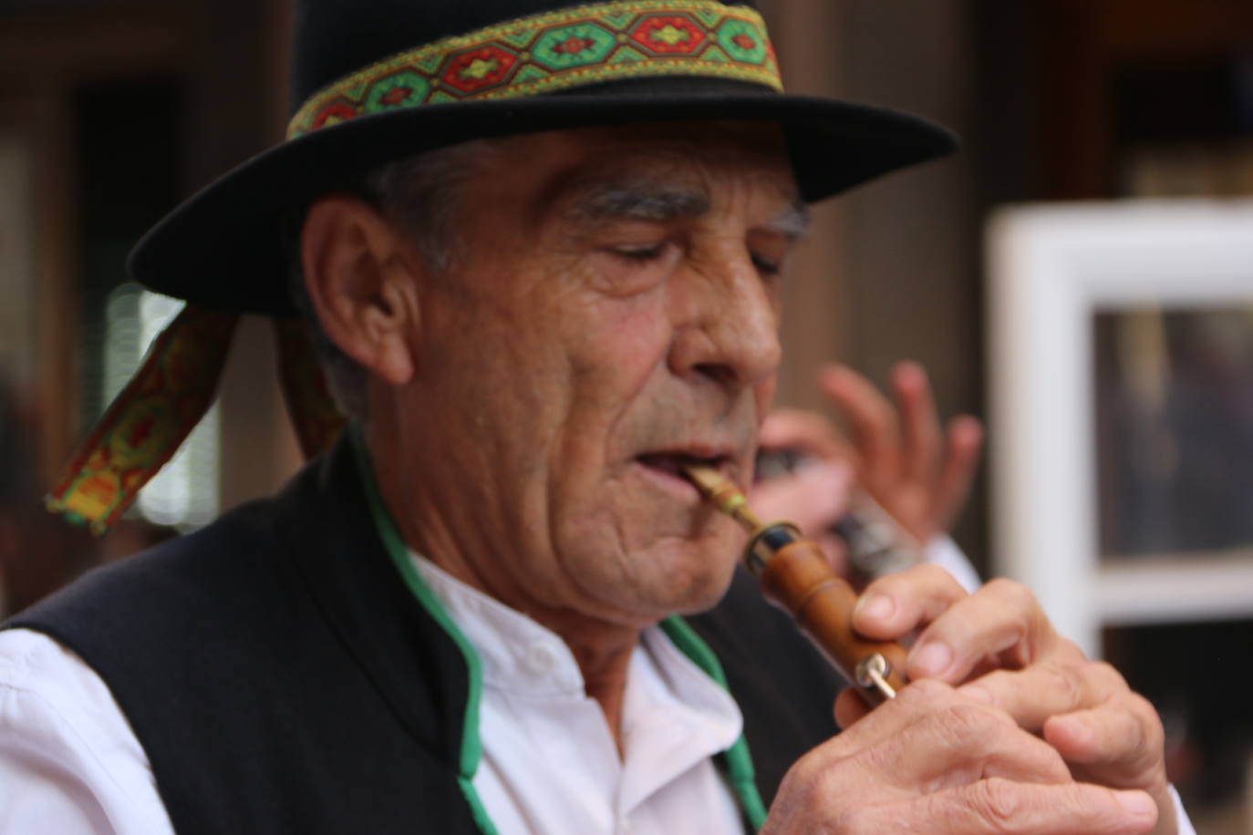 Decenas de personas participan en el festival de Música y Danza Tradicional que realizó un pasacalles hasta la Plaza de las Cortes para llevar estos sonidos tan autóctonos a todos los leoneses.