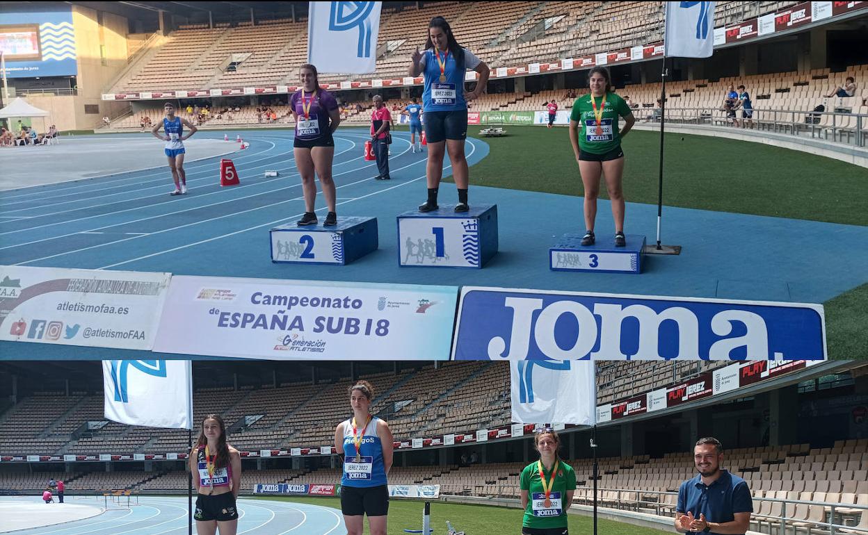 Podium con integrantes del ULE Sprint Atletismo León. 