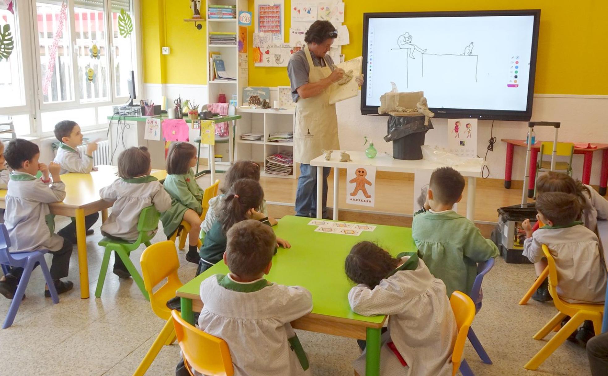 Los alumnos han mostrado emocionados el porfolio de su trabajo a Amancio