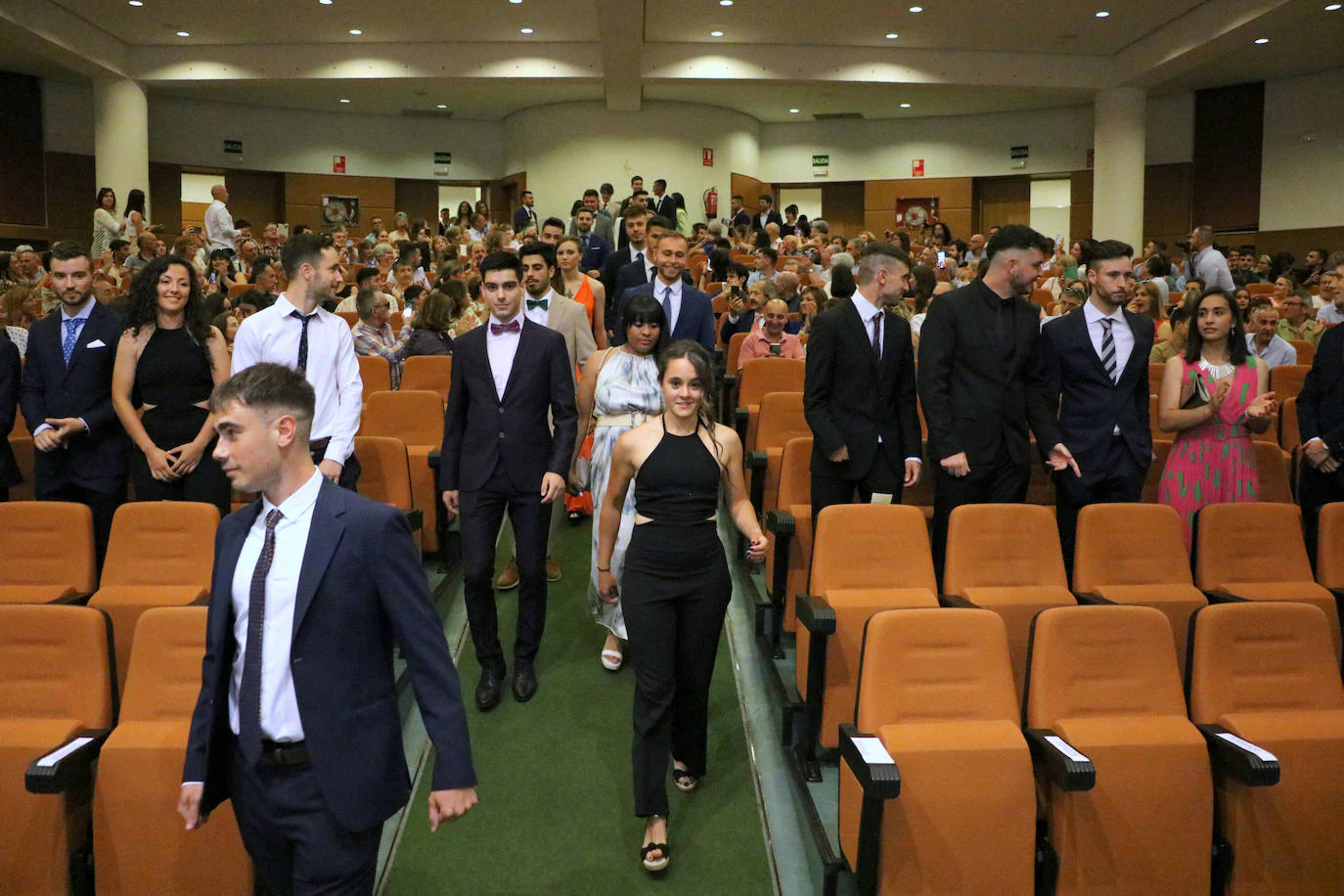 Ochenta jóvenes recibieron el pasado viernes las becas de la facultad en un acto en el que ejerció como padrino, Julio de Paz, director del Área de Deportes de la ULE.