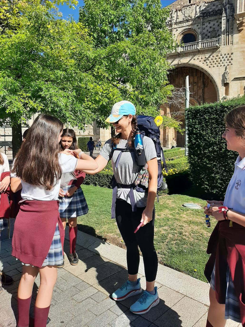 Estudiantes de la Anunciata y de Maristas cuidan de los peregrinos
