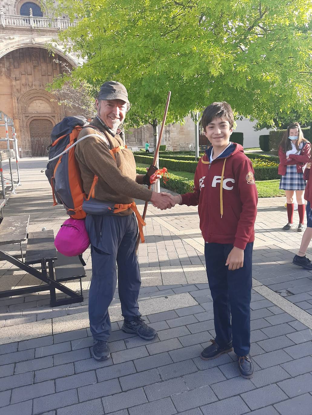 Estudiantes de la Anunciata y de Maristas cuidan de los peregrinos