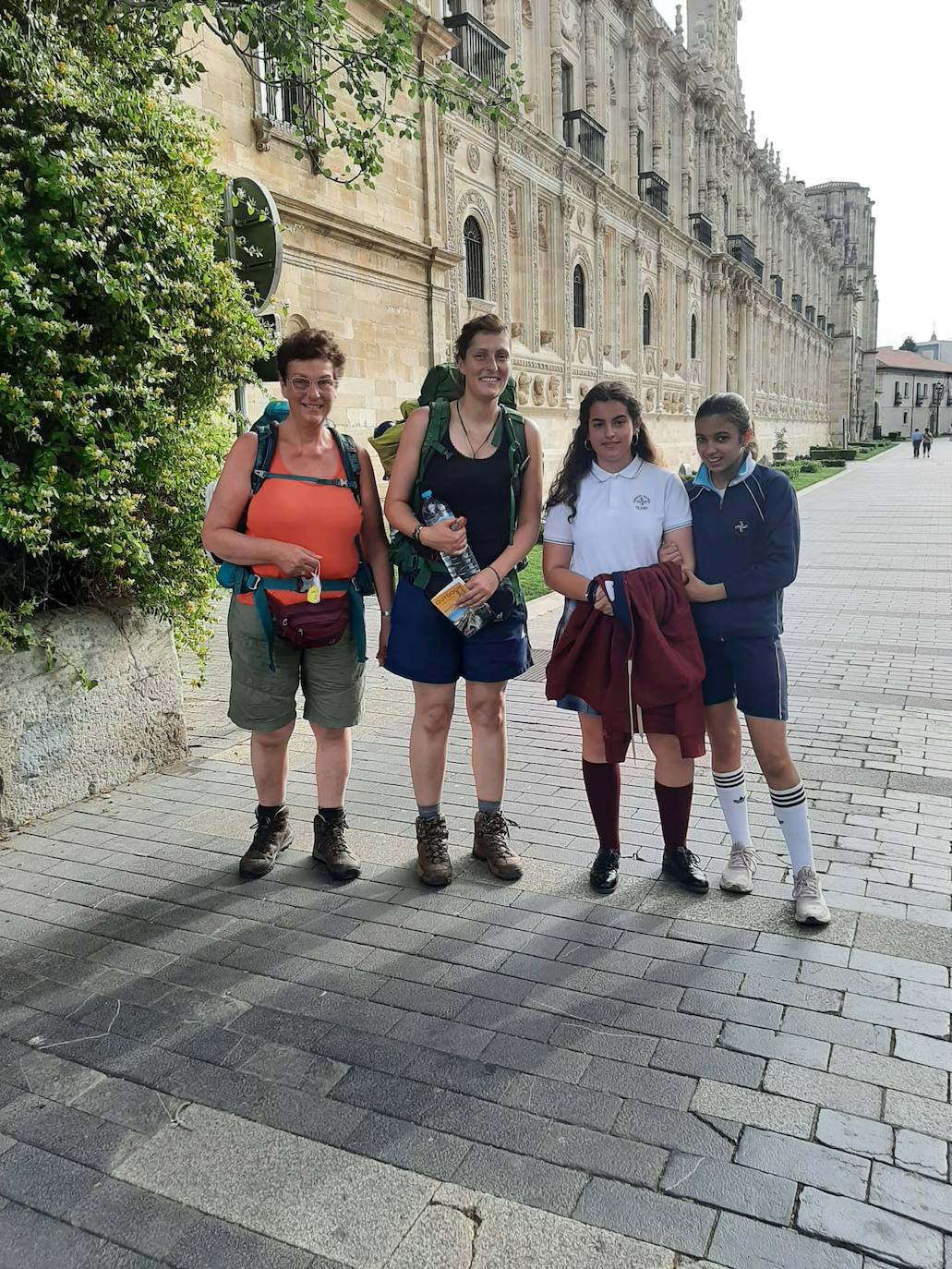 Estudiantes de la Anunciata y de Maristas cuidan de los peregrinos