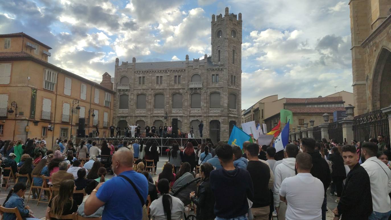 Algunos de los momentos del concierto de este martes de la Iglesia Evangélica Filadelfia de Armunia. 