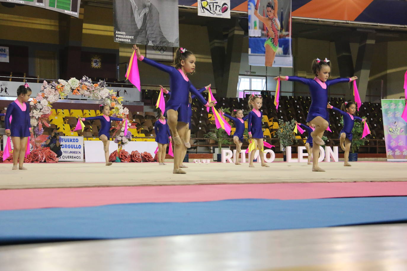 En torno a 150 gimnastas del club leonés se dan cita en el evento con el que se cierra el curso en el Palacio de los Deportes de León con exhibiciones y distintos ejercicios