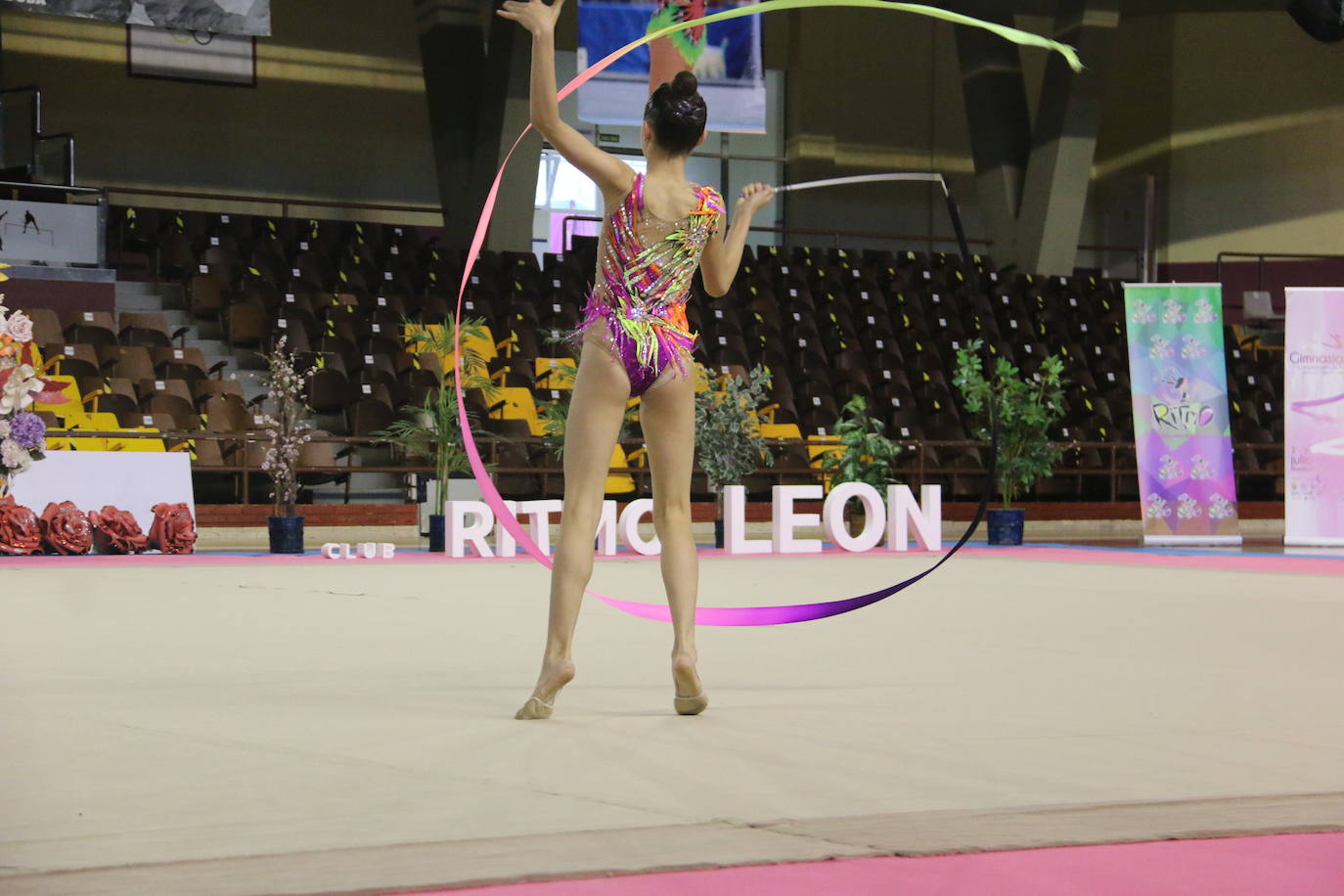 En torno a 150 gimnastas del club leonés se dan cita en el evento con el que se cierra el curso en el Palacio de los Deportes de León con exhibiciones y distintos ejercicios