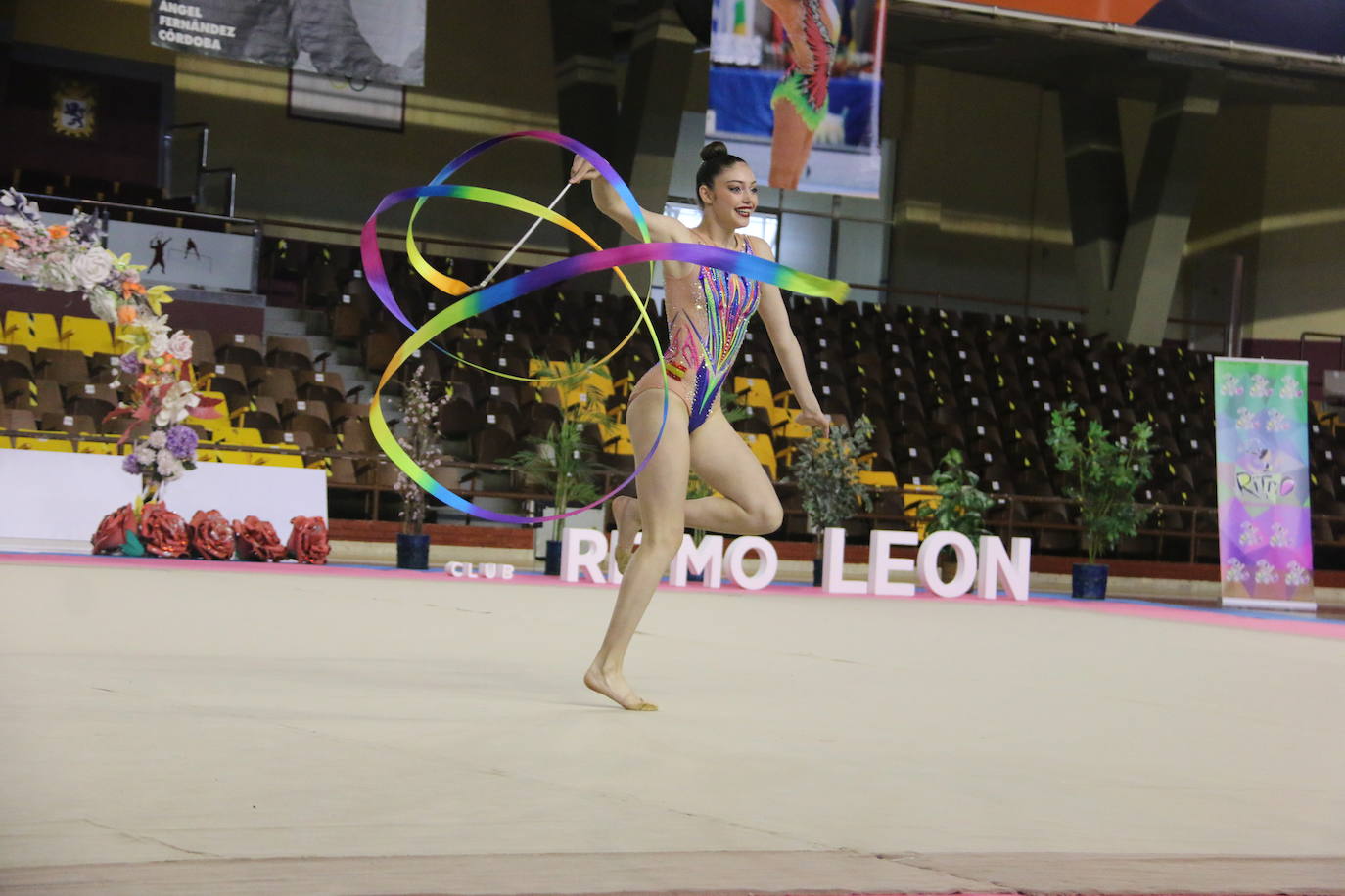 En torno a 150 gimnastas del club leonés se dan cita en el evento con el que se cierra el curso en el Palacio de los Deportes de León con exhibiciones y distintos ejercicios