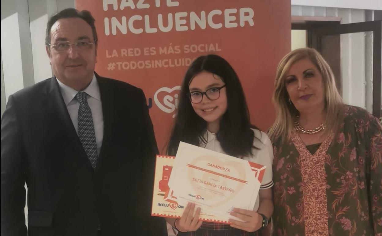 Entrega del premio a la estudiante con el director del Colegio Leonés y del centro Jesús Maestro.