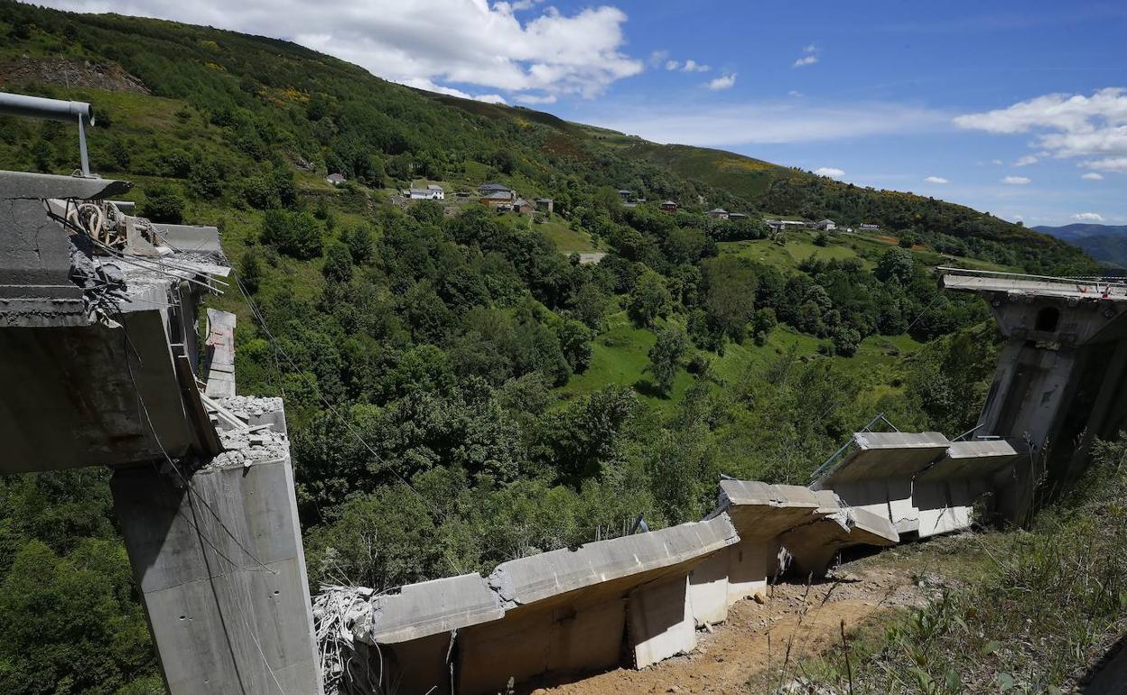 Derrumbe de parte del viaducto del Castro en el municipio de Vega de Valcarce. 