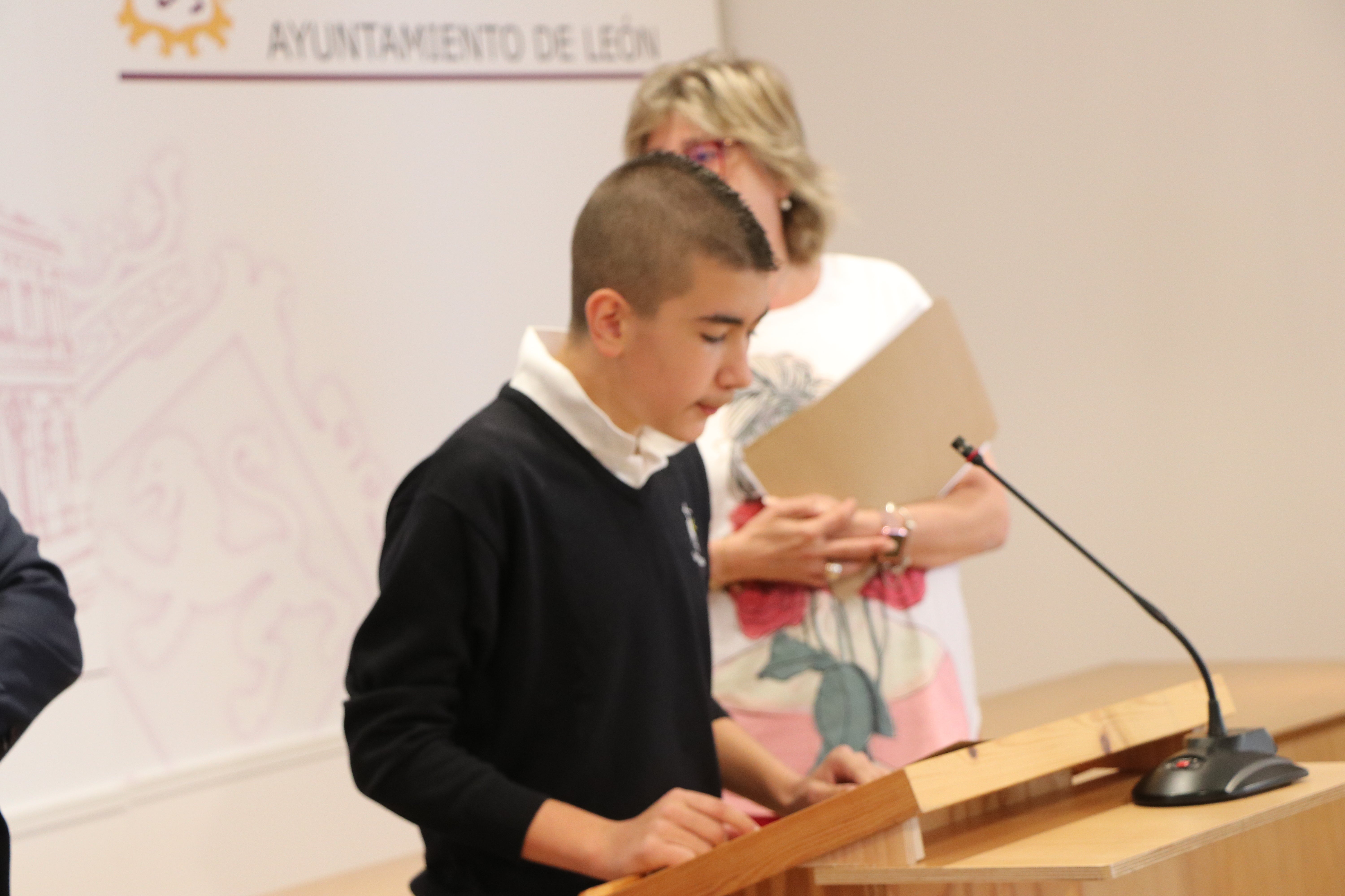 El alcalde de León, José Antonio Diez posa con los premiados de la séptima edición del concurso 'Microrrelatos por la igualdad'. 