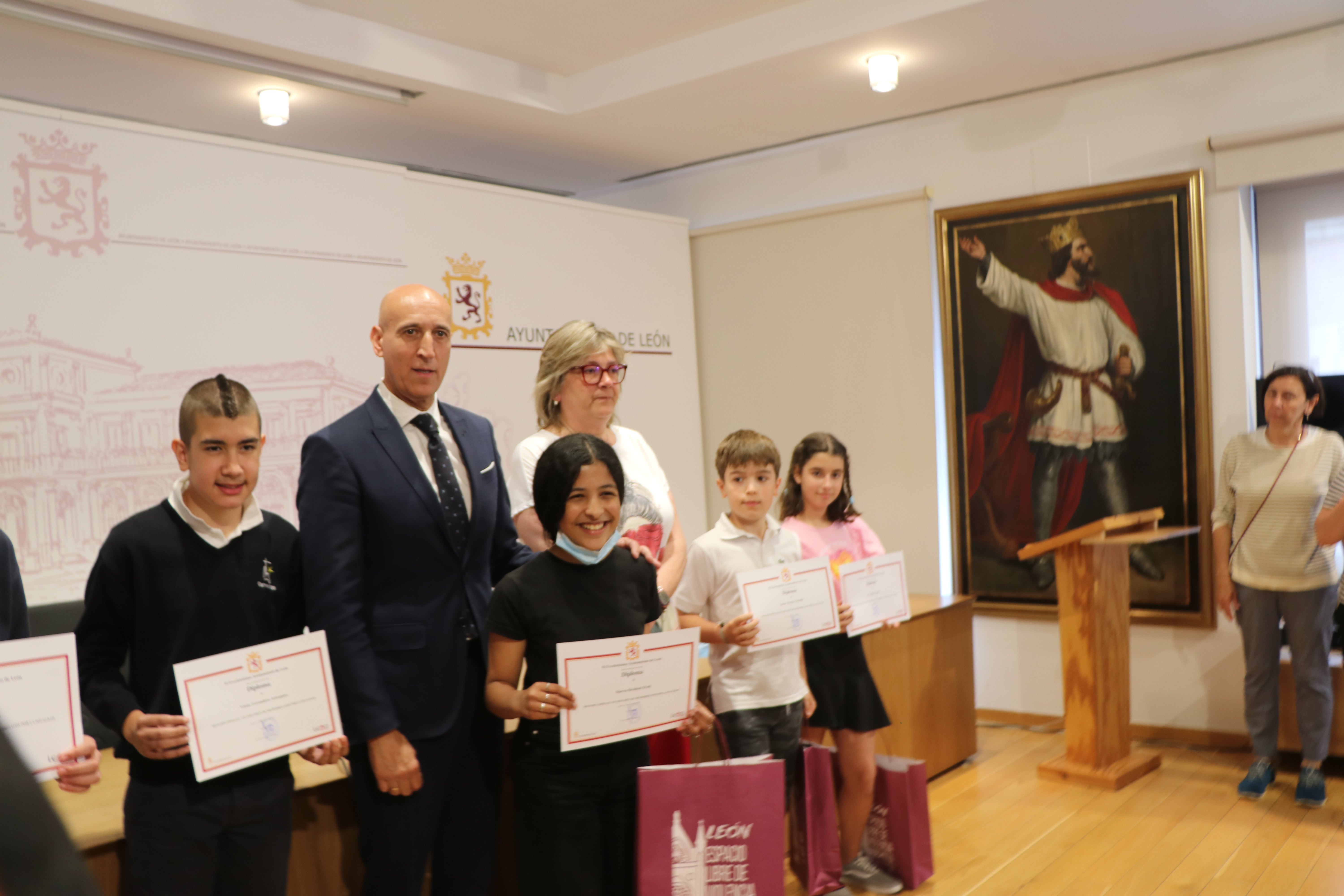 El alcalde de León, José Antonio Diez posa con los premiados de la séptima edición del concurso 'Microrrelatos por la igualdad'. 