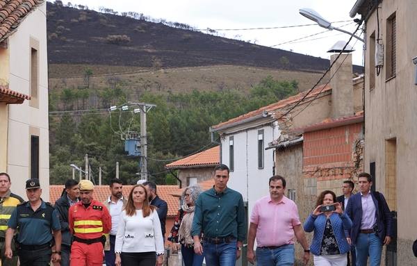 El presidente del Gobierno, Pedro Sánchez, en la zona afectada por el incendio. 