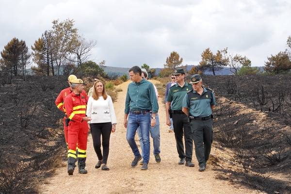 El presidente del Gobierno, Pedro Sánchez, en la zona afectada por el incendio. 