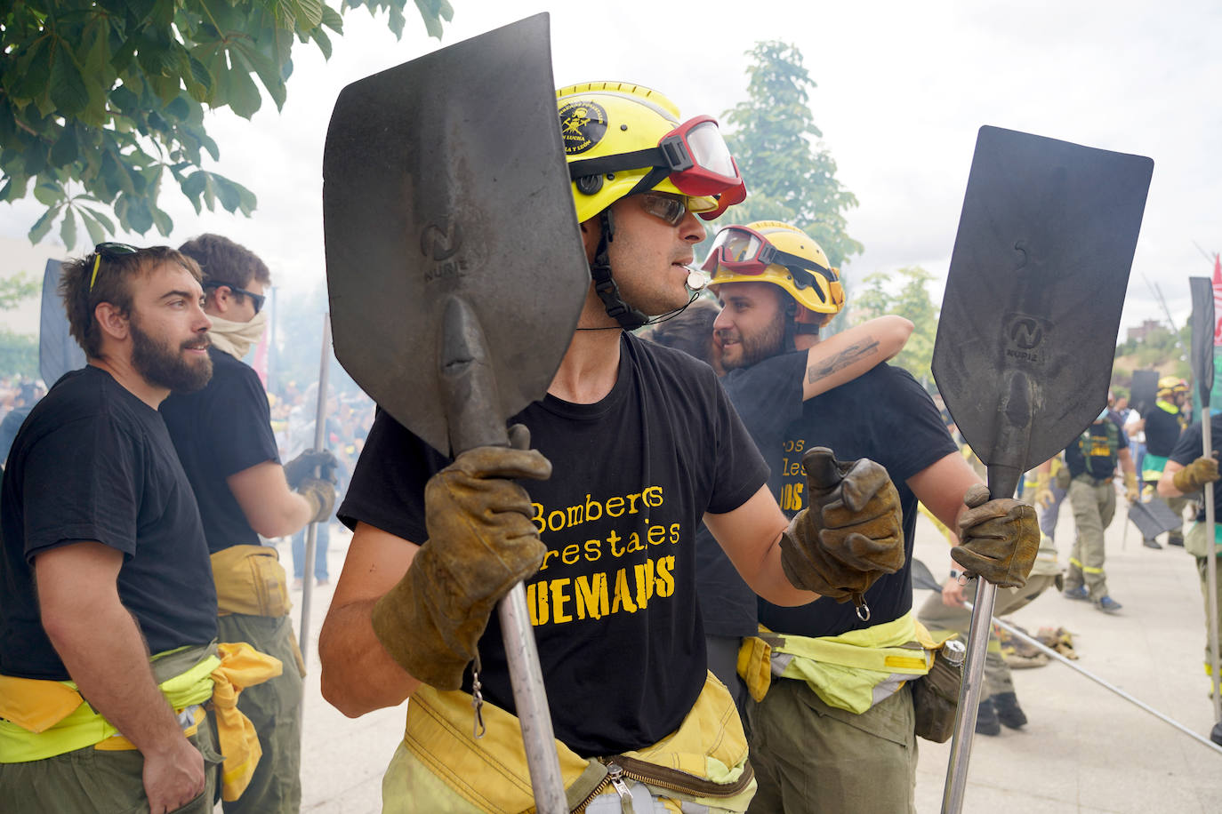 Los trabajadores de incendios forestales se concentran en las Cortes. 