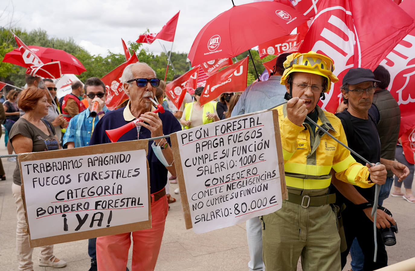 Los trabajadores de incendios forestales se concentran en las Cortes. 