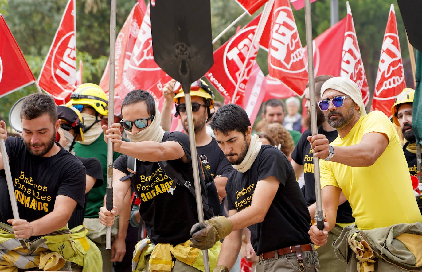 Los trabajadores de incendios forestales se concentran en las Cortes. 