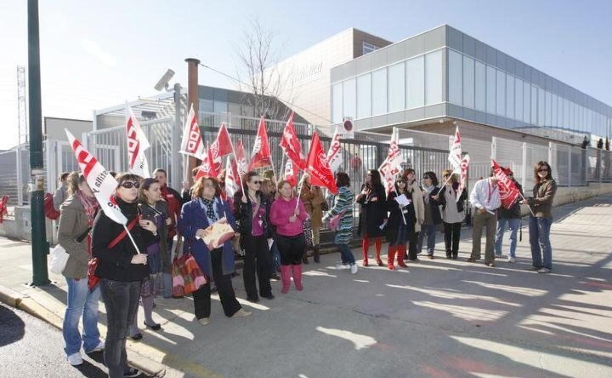 CGT denuncia una situación de estrés laboral en Atento León. En la imagen, una concentración de protesta ante las instalaciones de Atento. 