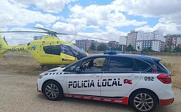 Imagen tomada por la Policía Local de León junto al helicóptero de Emergencias Sacyl desplazado a la capital desde Astorga. 